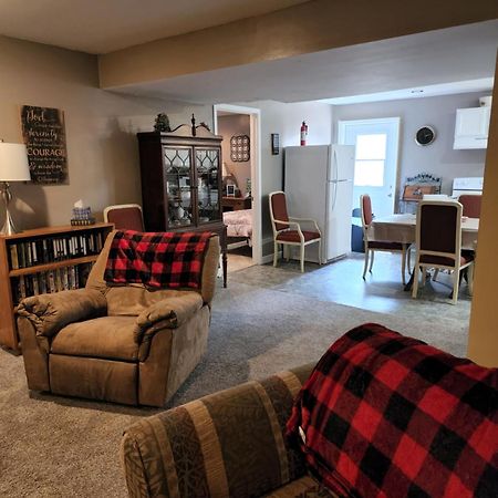 Lovely 3- Bedroom Apartment With Street Parking. Goshen Esterno foto