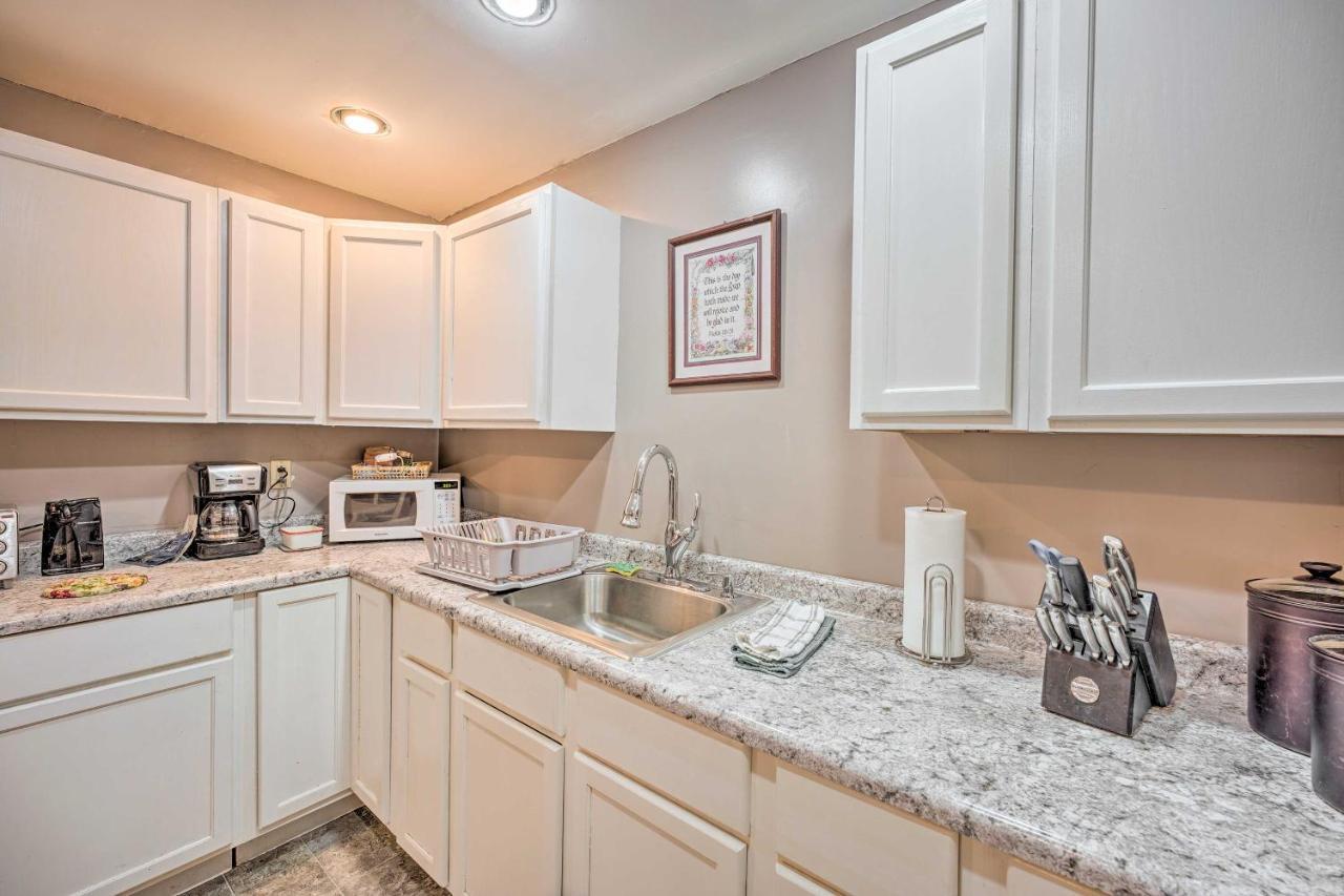 Lovely 3- Bedroom Apartment With Street Parking. Goshen Esterno foto