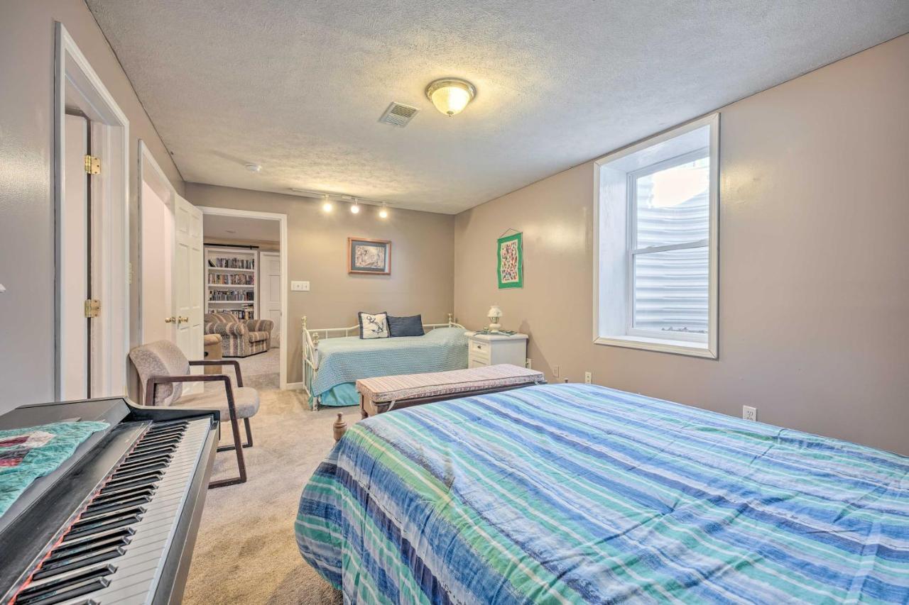Lovely 3- Bedroom Apartment With Street Parking. Goshen Esterno foto