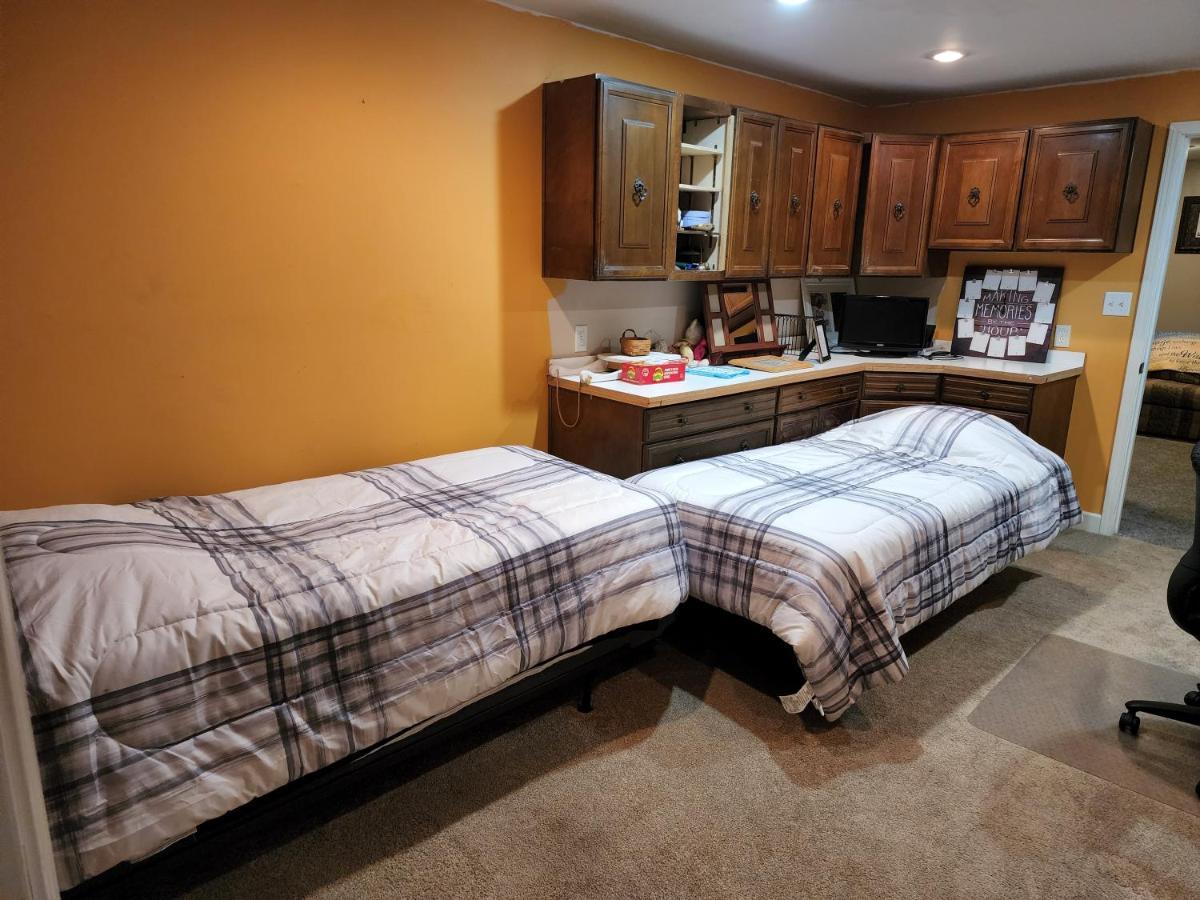 Lovely 3- Bedroom Apartment With Street Parking. Goshen Esterno foto