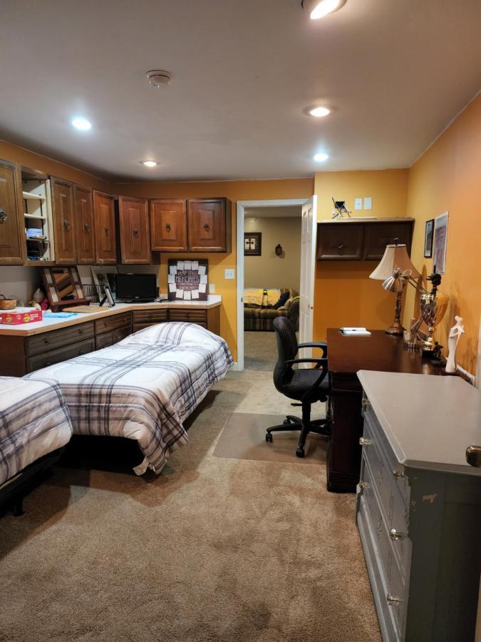 Lovely 3- Bedroom Apartment With Street Parking. Goshen Esterno foto