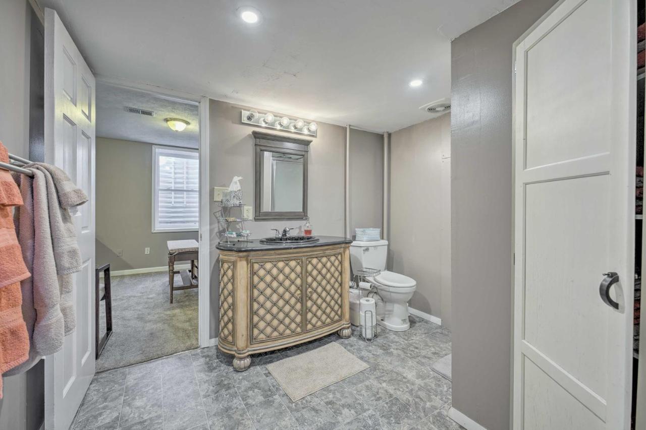 Lovely 3- Bedroom Apartment With Street Parking. Goshen Esterno foto