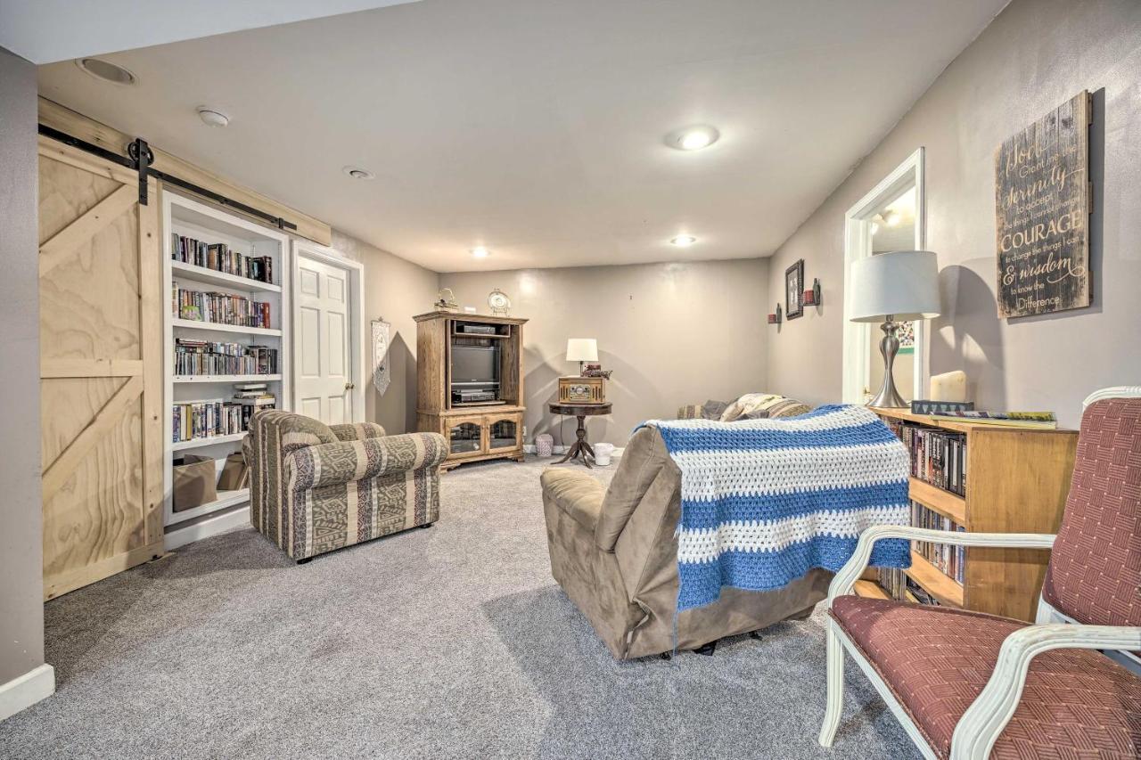 Lovely 3- Bedroom Apartment With Street Parking. Goshen Esterno foto