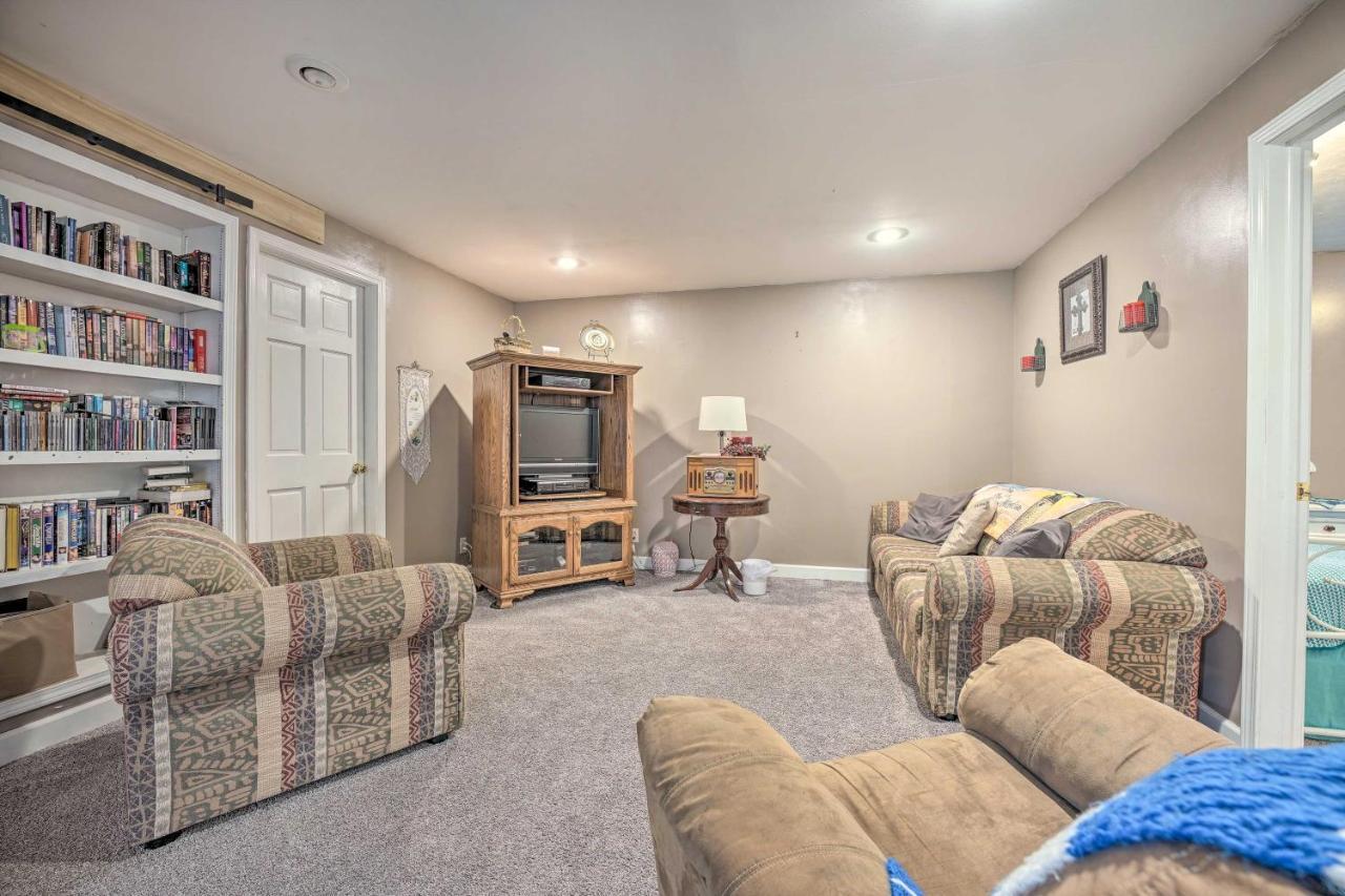 Lovely 3- Bedroom Apartment With Street Parking. Goshen Esterno foto