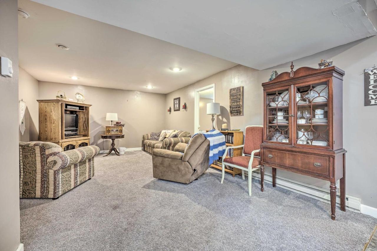 Lovely 3- Bedroom Apartment With Street Parking. Goshen Esterno foto