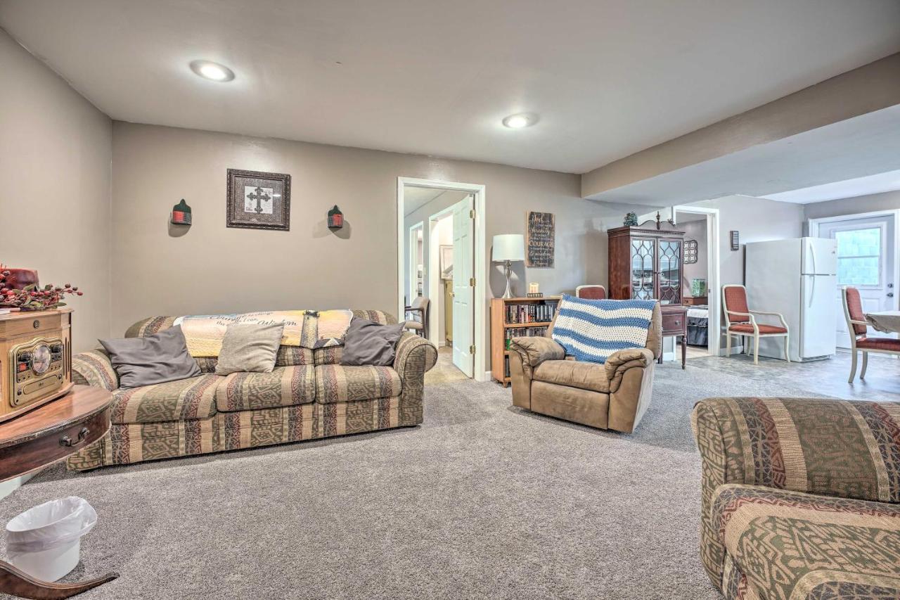 Lovely 3- Bedroom Apartment With Street Parking. Goshen Esterno foto